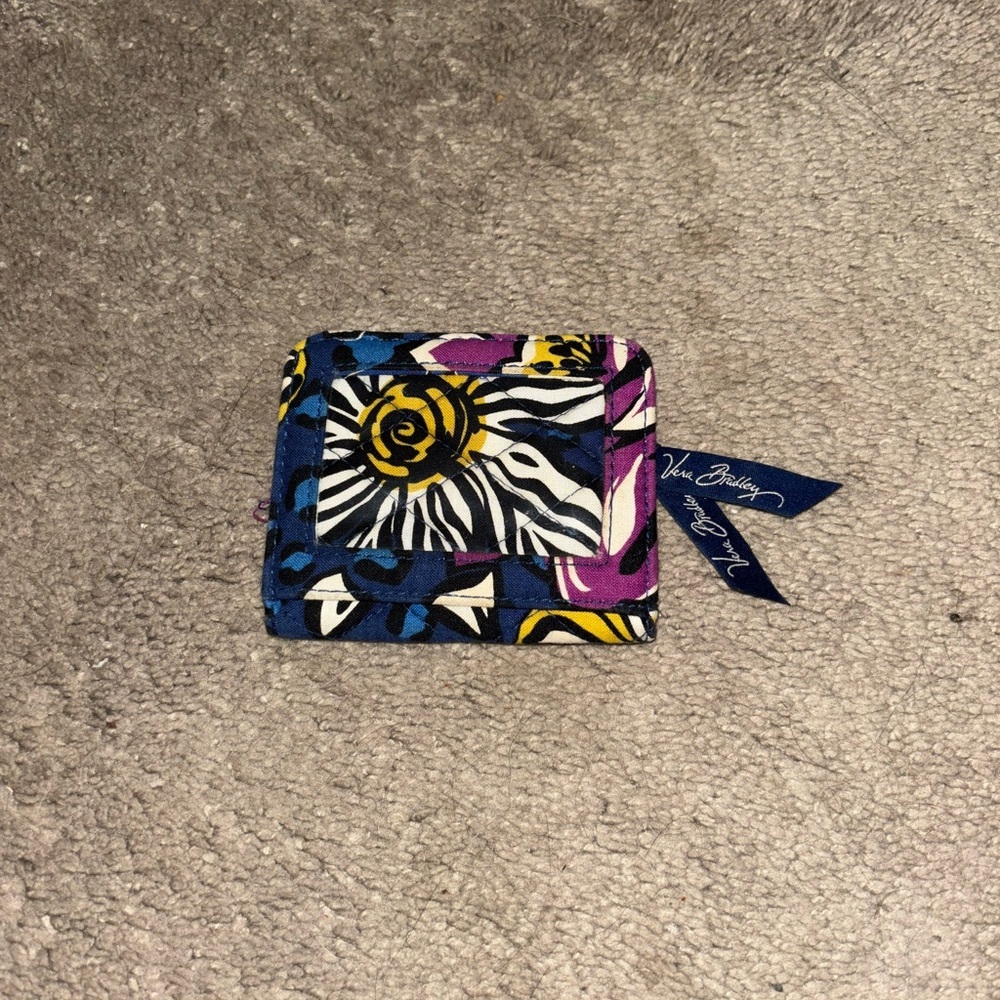 EUC Vera Bradley African Violet 6 Pocket Wallet